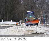 Трактор убирает снег (2010 год). Редакционное фото, фотограф lana1501 / Фотобанк Лори