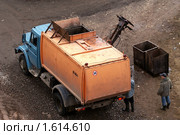 Работа мусороуборочной машины (2010 год). Редакционное фото, фотограф Михаил Яковлев (ktynzq) / Фотобанк Лори