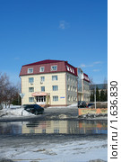 Омутинка. Здание районной администрации (2010 год). Редакционное фото, фотограф Александр Тараканов / Фотобанк Лори