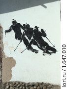Силуэты горнолыжников на стене (2009 год). Редакционное фото, фотограф Вера Тропынина / Фотобанк Лори
