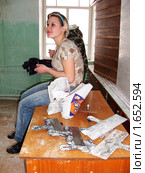 Ученица маляра во время перерыва в работе (2010 год). Редакционное фото, фотограф Юрий Зуев / Фотобанк Лори