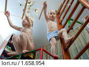 Дети играют в спортивном уголке. Стоковое фото, фотограф Кирилл Половной / Фотобанк Лори