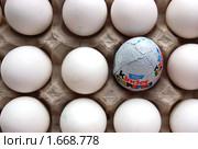 Киндер-сюрприз среди куриных яиц (2010 год). Редакционное фото, фотограф Елена Ильина / Фотобанк Лори