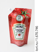 Томатный кетчуп Хайнс (Heinz) в мягкой упаковке. Стоковое фото, фотограф Александр Щепин / Фотобанк Лори