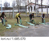 Учащиеся надевают сапоги-чулки ОЗК (2010 год). Редакционное фото, фотограф Юрий Зуев / Фотобанк Лори