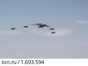 Летит А-50 в сопровождении истребителей CУ-27. Парад в честь 65-летия Победы (2010 год). Редакционное фото, фотограф Яременко Екатерина / Фотобанк Лори