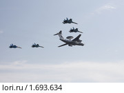 Летит А-50 в сопровождении истребителей CУ-27. Парад в честь 65-летия Победы (2010 год). Редакционное фото, фотограф Яременко Екатерина / Фотобанк Лори