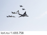 Летит ИЛ-78 в сопровождении бомбардировщиков CУ-24 и самолетов ЯК-130. Парад в честь 65-летия Победы. Стоковое фото, фотограф Яременко Екатерина / Фотобанк Лори