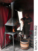 Кузнец за работой на улице Праги (2009 год). Редакционное фото, фотограф Алексей Зарубин / Фотобанк Лори
