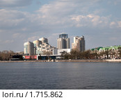 Город Екатеринбург. Река Исеть. Вид на ККТ "Космос" и новостройки (2010 год). Редакционное фото, фотограф Игорь Ворончихин / Фотобанк Лори