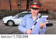 Мужчина милиционер возле милицейского автомобиля. Стоковое фото, фотограф Alechandro / Фотобанк Лори