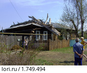 Сухое дерево, упавшее на дом (2010 год). Редакционное фото, фотограф Юрий Зуев / Фотобанк Лори