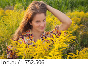 Девушка в цветущем поле. Стоковое фото, фотограф Яков Филимонов / Фотобанк Лори
