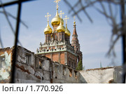 Храм Воскресения Христова на фоне разрушенной слободы в Кадашах. Москва (2010 год). Стоковое фото, фотограф Николай Винокуров / Фотобанк Лори