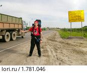 Автостопщик на трассе "Дон" Стоковое фото, фотограф Анна Мартынова / Фотобанк Лори