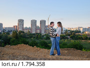 Влюбленная пара на краю города. Стоковое фото, фотограф Арестов Андрей Павлович / Фотобанк Лори