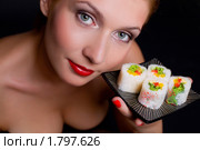 Девушка держит роллы. Стоковое фото, фотограф Vdovina Elena / Фотобанк Лори