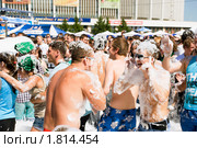 Люди купаются в пивной пене (2010 год). Редакционное фото, фотограф Александр Щепин / Фотобанк Лори