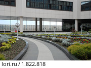 Внутренний дворик с декоративными цветниками в аэропорту Сочи (2010 год). Редакционное фото, фотограф Мовчан Ольга / Фотобанк Лори