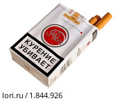 Предупреждающая надпись о вреде курения на пачке сигарет (2010 год). Редакционное фото, фотограф Владимир Сергеев / Фотобанк Лори