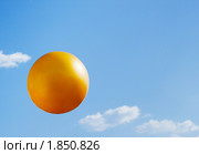 Мяч на фоне неба. Стоковое фото, фотограф Александр Романов / Фотобанк Лори