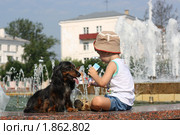 Малыш и собака в жару у фонтана. Стоковое фото, фотограф Оксана Лычева / Фотобанк Лори