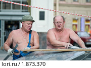 Рабочие кладут плитку у станции метро "Сенная площадь" (2010 год). Редакционное фото, фотограф Артем Костров / Фотобанк Лори