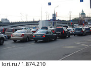 Пробка в центре Москвы на набережной. Редакционное фото, фотограф Александра Агеева / Фотобанк Лори