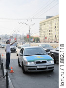 Сотрудник ГИБДД поясняет проезд на дороге. Город Москва (2010 год). Редакционное фото, фотограф stargal / Фотобанк Лори