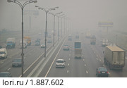 Движение на МКАД. Смог от лесных пожаров накрыл Москву (2010 год). Редакционное фото, фотограф Алёшина Оксана / Фотобанк Лори