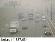 Движение на МКАД. Смог от лесных пожаров накрыл Москву. (2010 год). Редакционное фото, фотограф Алёшина Оксана / Фотобанк Лори