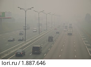 Движение на МКАД. Смог от лесных пожаров накрыл Москву. (2010 год). Редакционное фото, фотограф Алёшина Оксана / Фотобанк Лори