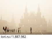 Красная площадь в дыму от горящих торфяников (2010 год). Редакционное фото, фотограф Артём Сапегин / Фотобанк Лори