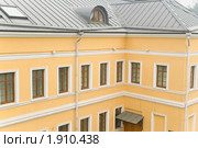 Фрагмент желтого здания. Смог от лесных пожаров накрыл Москву (2010 год). Стоковое фото, фотограф Алёшина Оксана / Фотобанк Лори