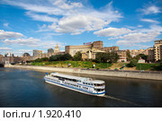 Вид с моста на Ростовскую набережную, Дом архитектора и Москву-реку (2010 год). Редакционное фото, фотограф Николай Винокуров / Фотобанк Лори