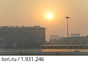 Первое задымленное утро в Москве. . (2010 год). Стоковое фото, фотограф Алёшина Оксана / Фотобанк Лори