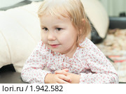 Маленькая девочка сидит на диване, сложив руки. Стоковое фото, фотограф Кекяляйнен Андрей / Фотобанк Лори