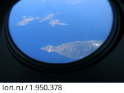 Вид на острова Эгейского моря и взлетную полосу аэропорта острова Икария через иллюминатор (2010 год). Стоковое фото, фотограф Щеголева Ольга / Фотобанк Лори