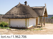 Украинская мазанка. Украина. Запорожская область. Остров Хортица. Запорожская Сечь. Музей под открытым небом (2010 год). Редакционное фото, фотограф Алёна Кухтина / Фотобанк Лори