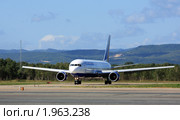 Самолет Boeing 767-300 ER авиакомпании "ТРАНСАЭРО" на рулежной дорожке. Аэропорт Хомутово, Южно-Сахалинск (2010 год). Редакционное фото, фотограф Пьянков Александр / Фотобанк Лори