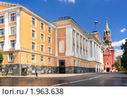 Вид на Спасскую башню и Военную школу имени ВЦИК, Москва, Россия (2010 год). Стоковое фото, фотограф Николай Винокуров / Фотобанк Лори