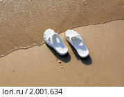 Кроксы стоят на берегу моря. Стоковое фото, фотограф Irina Opachevsky / Фотобанк Лори