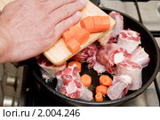 Приготовление тушёных говяжьих хвостов с овощами. Стоковое фото, фотограф GANG / Фотобанк Лори