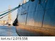 Ледокол "Красин" и парусное судно "Мир" на Неве. Санкт-Петербург (2010 год). Редакционное фото, фотограф Александр Алексеев / Фотобанк Лори