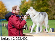 Дрессировка собаки. Стоковое фото, фотограф Сергей Лаврентьев / Фотобанк Лори