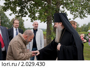 Владыка благословляет представителей администрации Можайского района (2010 год). Редакционное фото, фотограф Ирина Фирсова / Фотобанк Лори