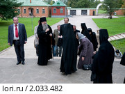 Владыка благословляет прихожан и монахинь (2010 год). Редакционное фото, фотограф Ирина Фирсова / Фотобанк Лори