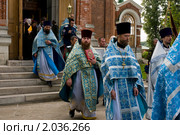 Священнослужители выходят из церкви перед крестным ходом (2010 год). Редакционное фото, фотограф Ирина Фирсова / Фотобанк Лори