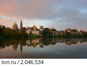 Новодевичий Монастырь осенним утром (2010 год). Стоковое фото, фотограф Павел Широков / Фотобанк Лори
