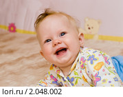 Младенец улыбается во весь беззубый рот. Стоковое фото, фотограф Владимир Сидорович / Фотобанк Лори